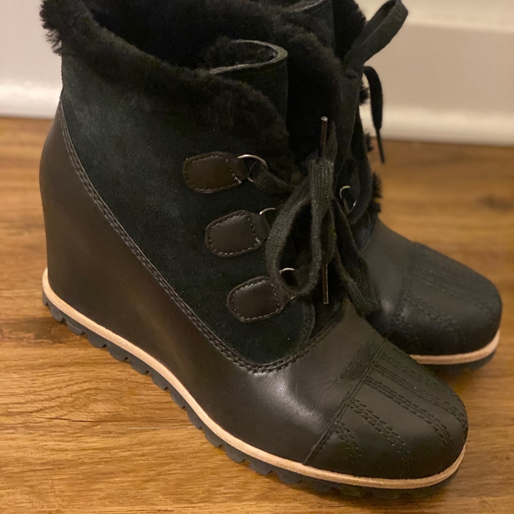 UGGS black wedges